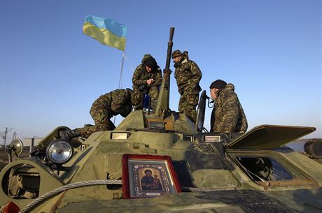Ukrajintí vojáci hlídkují na bezpenostním stanoviti ve vesnici Salkovo...