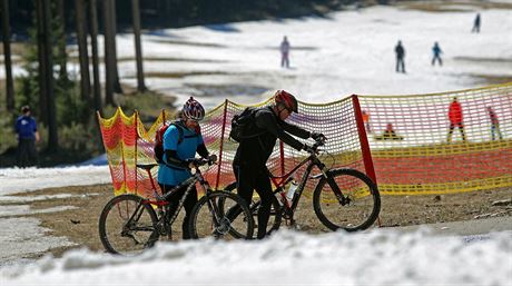 Ve Skiareálu Lipno se nyní potkávají turisté na kolech s lyai. Zimní sezona...