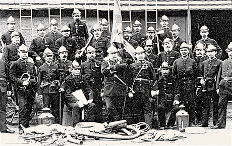 Poetný sbor hasiský z Velvar na dobovém snímku z roku 1892.