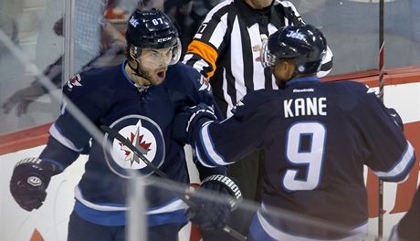 Michael Frolík a Evander Kane se radují z gólu Winnipegu. 
