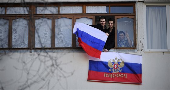 V ulicích Simferopolu vlají ruské vlajky (12. bezna 2014)