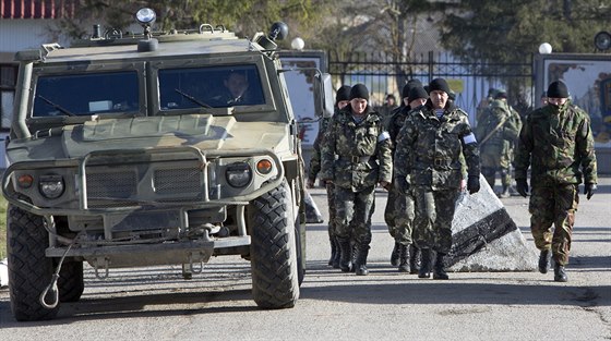 Ukrajintí vojáci s bílými páskami na rukou u základny Perevalne na Krymu (17....