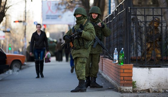 Rutí vojáci v Simferopolu (19. bezna 2014)