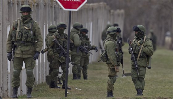Rutí vojáci hlídkují u základny v Perevalném (19. bezna 2014)