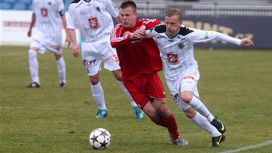 Urputný boj v duelu Hradec Králové (bílá) - Tinec.