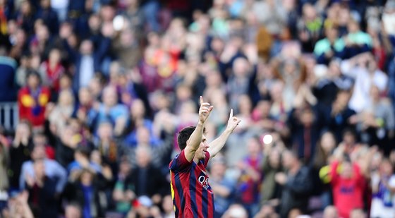 Lionel Messi s úsmvem slaví svj 370 gól za Barcelonu. Do historie se zapsal v