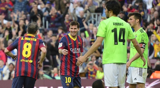 Lionel Messi s úsmvem slaví svj 370 gól za Barcelonu. Do historie se zapsal v