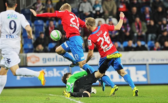 VPED. Václav Procházka a  Daniel Kolá z Plzn se derou pes brankáe Slovácka