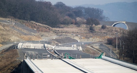 Stavba posledního úseku dálnice D8 u Litochovic kvli sesuvu stojí.