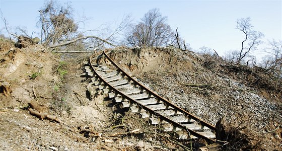 Sesuv také peruil elezniní tra mezi Lovosicemi a Teplicemi v úseku Úpoiny...