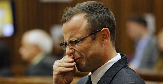 Oscar Pistorius na lavici obalovaných pi soudním jednání v jihoafrické...