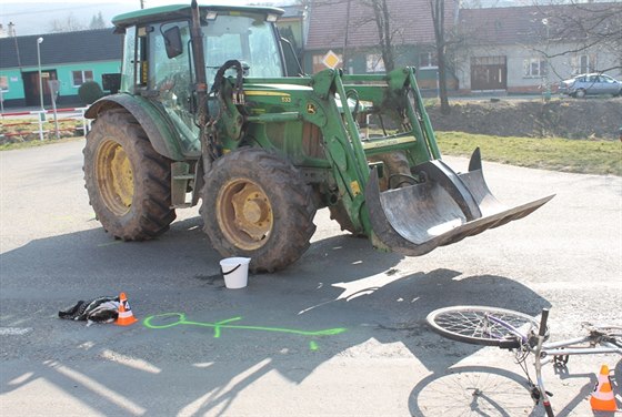 Traktorista nedal na kiovatce pednost cyklistovi. V pípad prokázání viny mu hrozí a tyleté vzení.