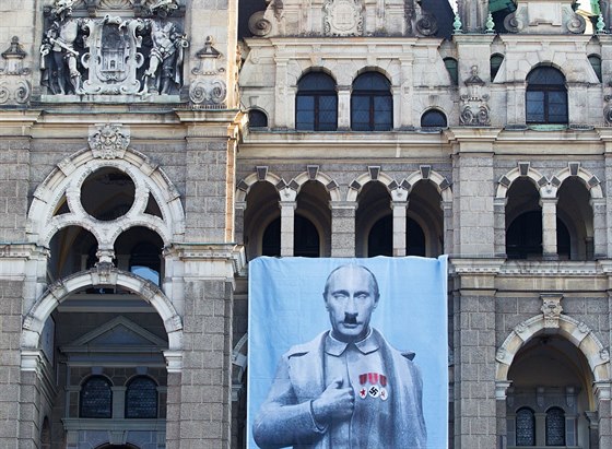 S protestem proti ruské zahraniní politice byl Liberec spojen u 11. bezna. Tehdy se na liberecké radnici objevil mnohametrový plakát se zkarikovaným prezidentem Putinem.