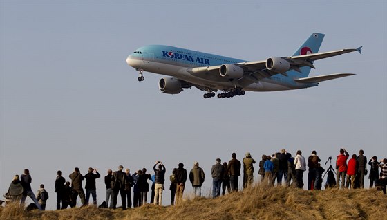 Poprvé v barvách Korean Air. Stovky lidí sledují pílet obího Airbusu A380 do...