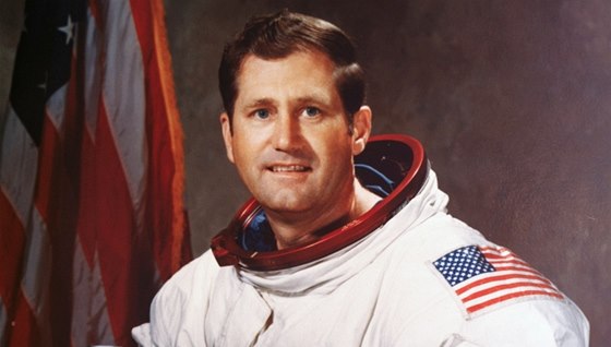 Krom astronautské kariéry William Pogue psal knihy, pednáel a spolupracoval