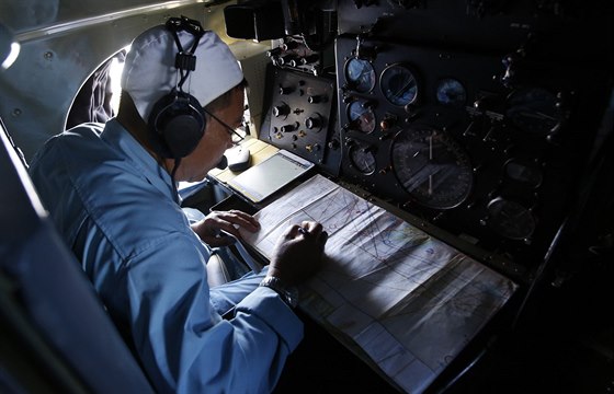 Vojenský dstojník bhem pátrací akce po zmizelém letounu s 239 lidmi na palub
