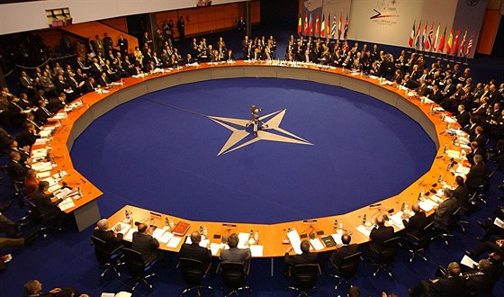 Summit NATO v Praze. (2002)