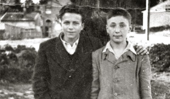 Irving Milchberg (vlevo) na snímku z roku 1944, vedle nj stojí jeho varavský
