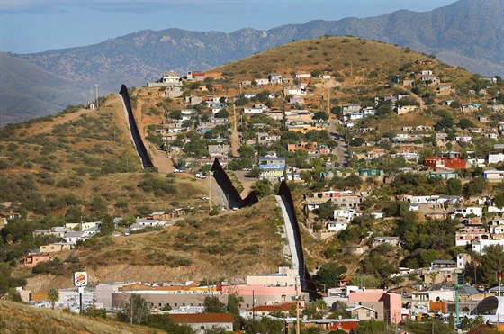 Americko-mexická hranice u msta Nogales v Arizon.