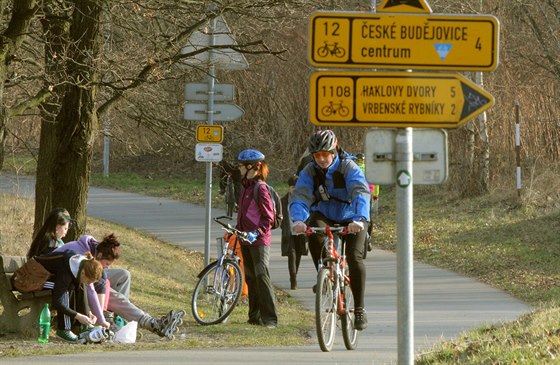 Levobení cyklostezka z eských Budjovic do Hluboké nad Vltavou je...