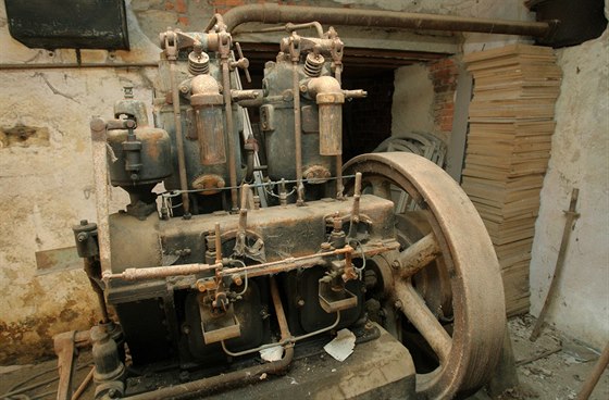 Náhradní pohon v boetickém mlýn zajioval dieselový motor.