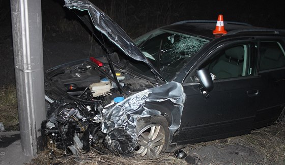 Audi A4 po smyku a karambolu s citröenem zastavilo a o betonový sloup. (11....