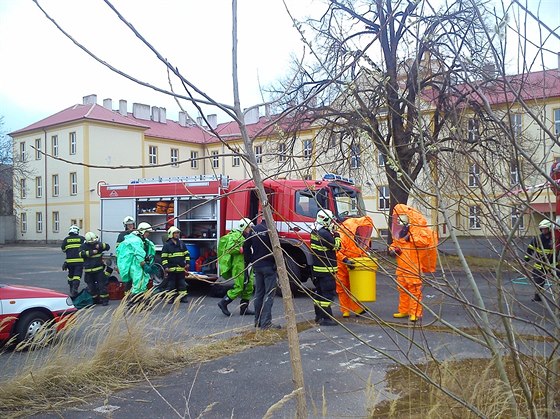 Stráníci nali v áslavi pi prohlídce bývalých kasáren ampule s yperitem.