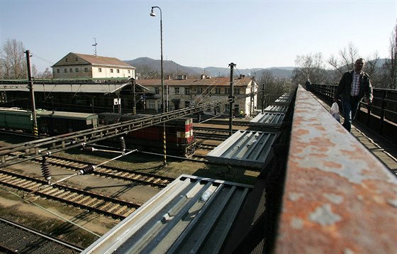 Pi pohledu na karlovarské horní nádraí z lávky nad kolejitm vytanou...