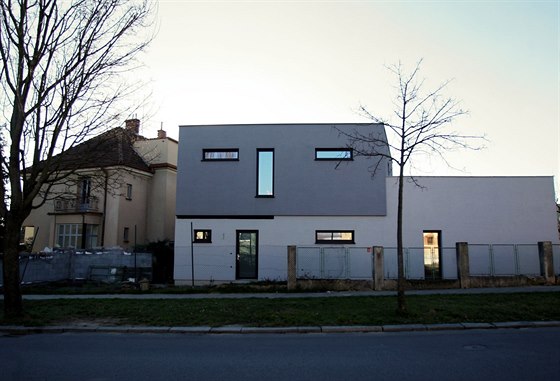 Nová devostavba v Brn na Lesné vznikla píli blízko rodinného domu (vlevo).