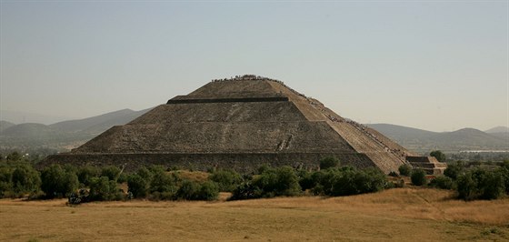 Nezatujte jiní stranu, prosím. Pyramida Slunce s davy turist na vrcholu. Na...