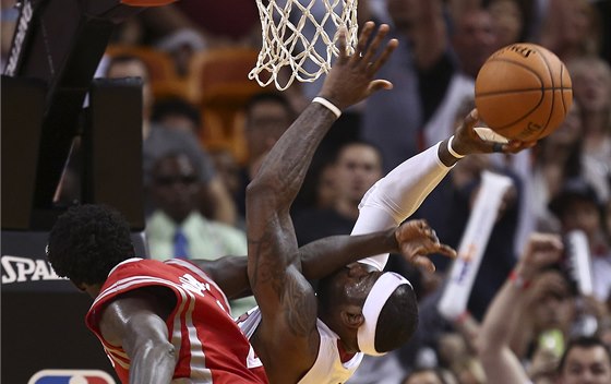 Patrick Beverley z Houstonu (vlevo) pivedl do úzkých LeBrona Jamese z Miami. 