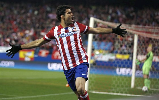 U JE TAM! Útoník Diego Costa z Atlétika Madrid oslavuje svj gól v osmifinále...