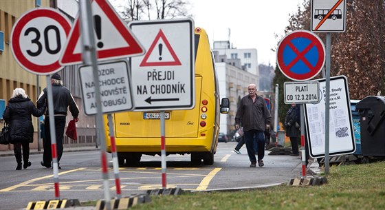 Podobné komplikace kvli opravám v centru zail Náchod u loni.