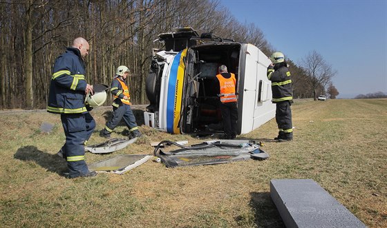 Nehoda autobusu u Nezvstic na Plzesku se obela bez váných zranní.
