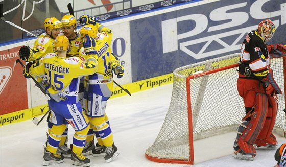 Zlíntí hokejisté se radují z gólu v prvním tvrtfinálovém souboji s Hradcem...