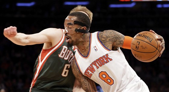 J. R. Smith (vpravo) z NY Knicks obchází Natea Wolterse z Milwaukee.