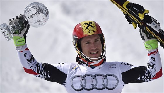 Marcel Hirscher s trofejí pro vítze slalomu ve Svtovém poháru alpských lya.