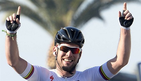 Mark Cavendish slaví vítzství v etap na Tirreno Adriatico.