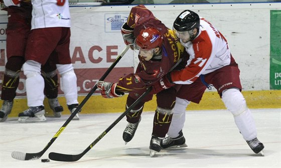 Jakub Herman (vpravo) z Olomouce bojuje s  Markem Prokem z Jihlavy.