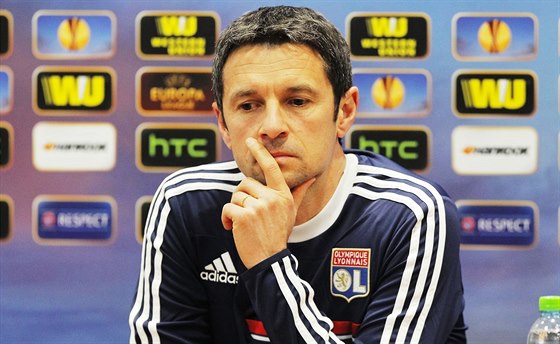 Rémi Garde, trenér fotbalového Lyonu, na tiskové konferenci ped utkáním v...