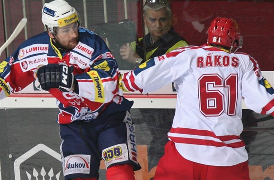 Tinecký Daniel Rákos (vpravo) v souboji s pardubickým Jiím Cetkovským.