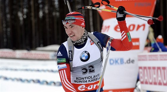 Rus Alexandr Loginov v dojezdu závodu SP ve finském Kontiolahti