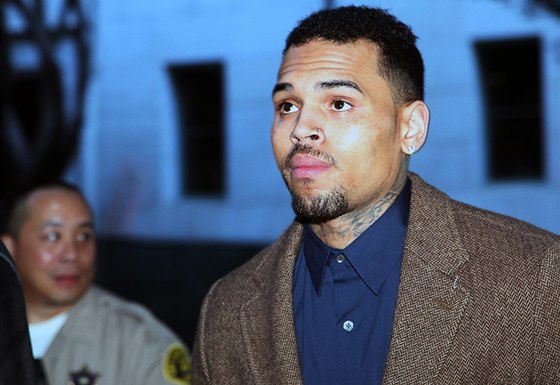 Chris Brown skonil ve vzení, poruil podmínku. 