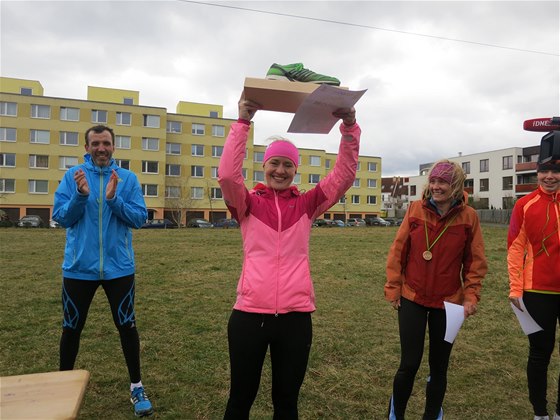 Nejrychlejí ena Rungo závodu Lucie Pecinová s trofejí pro vítzku - botou