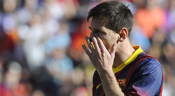 TRÁPENÍ. Lionel Messi ml proti Valladolidu nkolik ancí, ale vtinou míil...