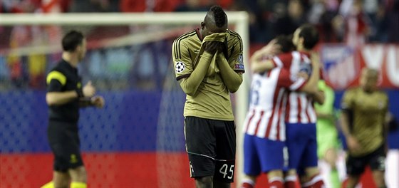 BÍDA. Mario Balotelli, útoník AC Milán, reaguje na gól Atlétika Madrid.