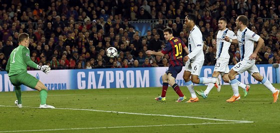 PRVNÍ GÓL ZÁPASU. Lionel Messi z Barcelony pekonává Joea Harta, brankáe
