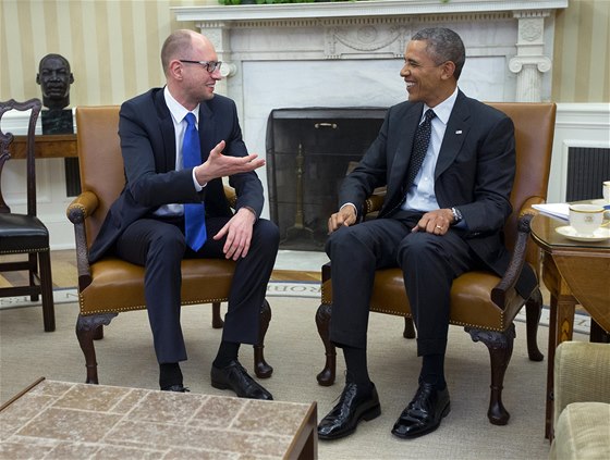 Americký prezident Obama pijal ukrajinského premiéra Arsenije Jaceuka ve své