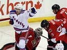 Derrick Brassard z New York Rangers js, Milan Michlek s devtkou na dresu