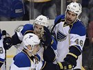 Roman Polk (vpravo) a Kevin Shattenkirk ze St. Louis gratuluj tmovmu...